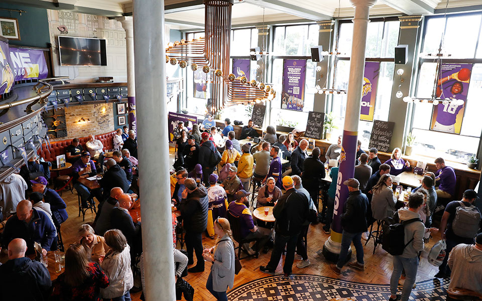 dw-οι-βρετανικές-παμπ-στο-έλεος-του-μου-562135237