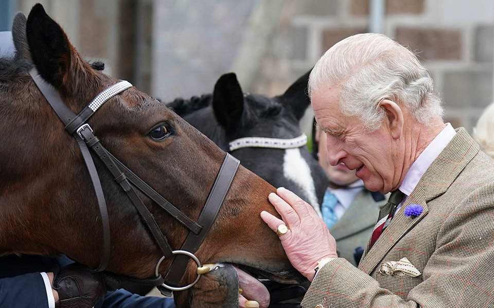 νέο-βιβλίο-για-τη-ζωή-του-βασιλιά-καρόλ-562120912