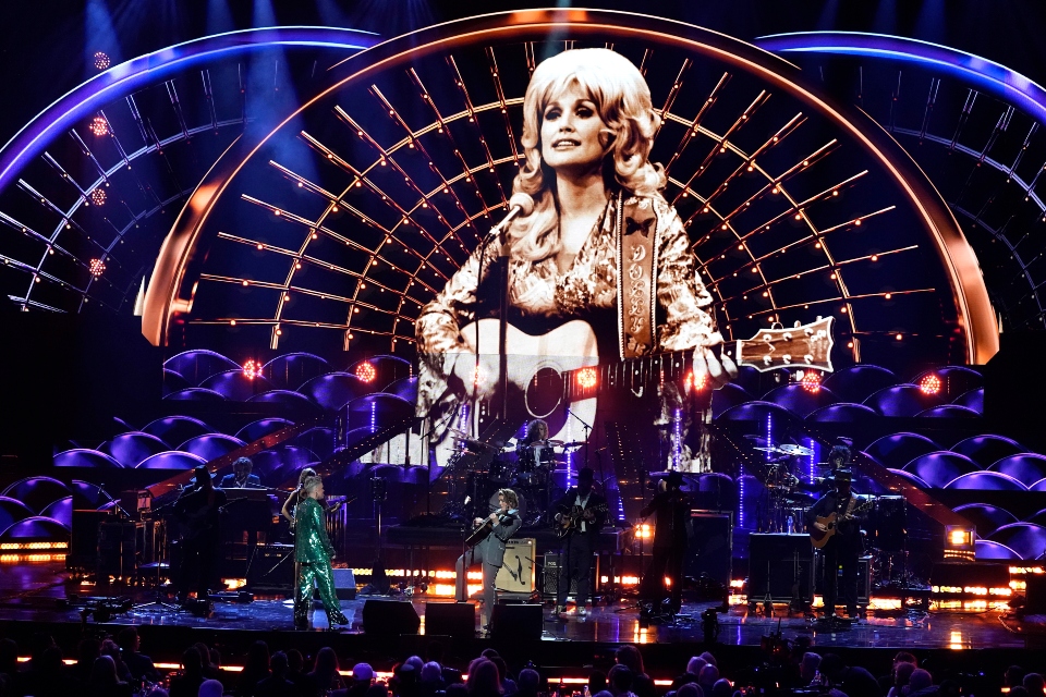 η-ροκ-ντόλι-πάρτον-και-5-ακόμα-στιγμιότυ-562126501