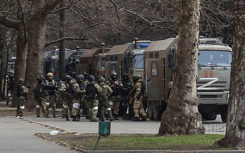 στη-χερσώνα-οι-ουκρανικές-ένοπλες-δυν-562132741