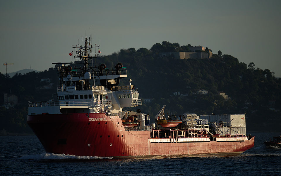 σχοινάς-παρέμβαση-βρυξελλών-με-φόντο-562134904