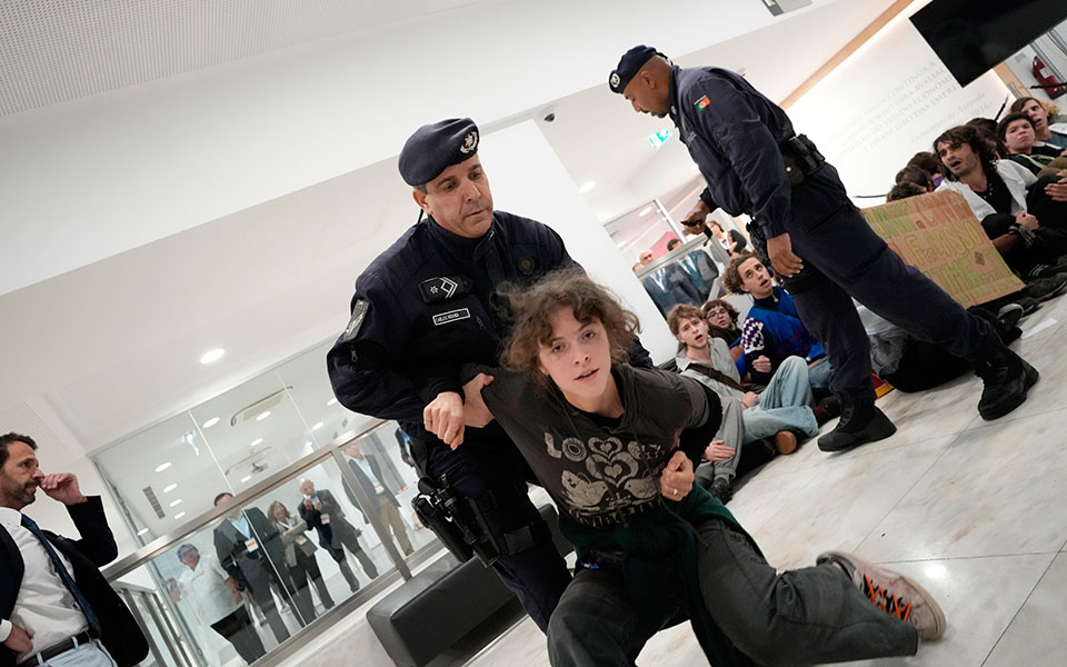 Πορτογαλία: Διαδηλωτές για το κλίμα εισέβαλαν σε κτίριο που μιλούσε ο υπ. Οικονομικών και ζήτησαν την παραίτησή του-1