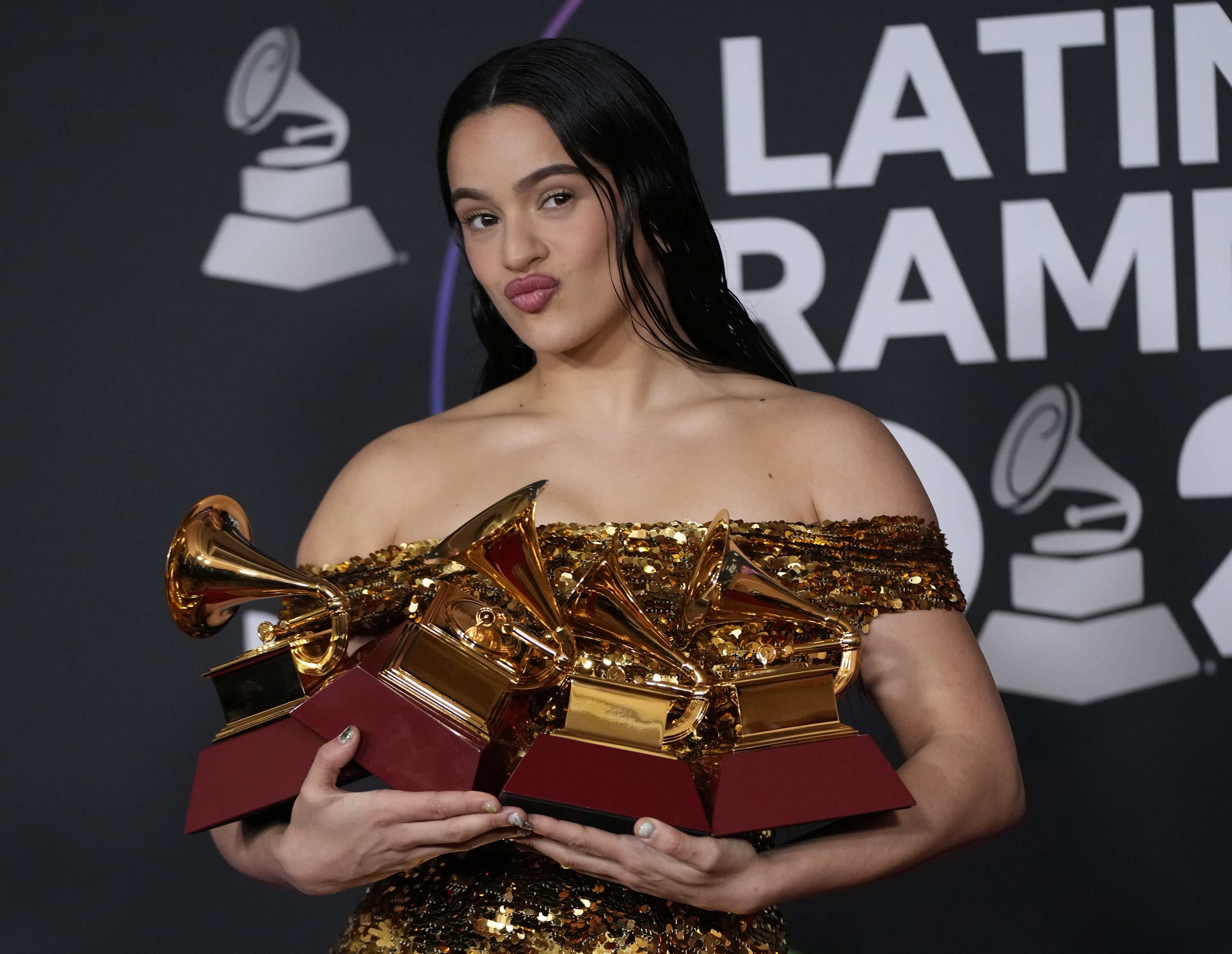 Latin Grammys: Η νίκη της Ροζαλία και η λογοκρισία σε ζωντανή μετάδοση-1