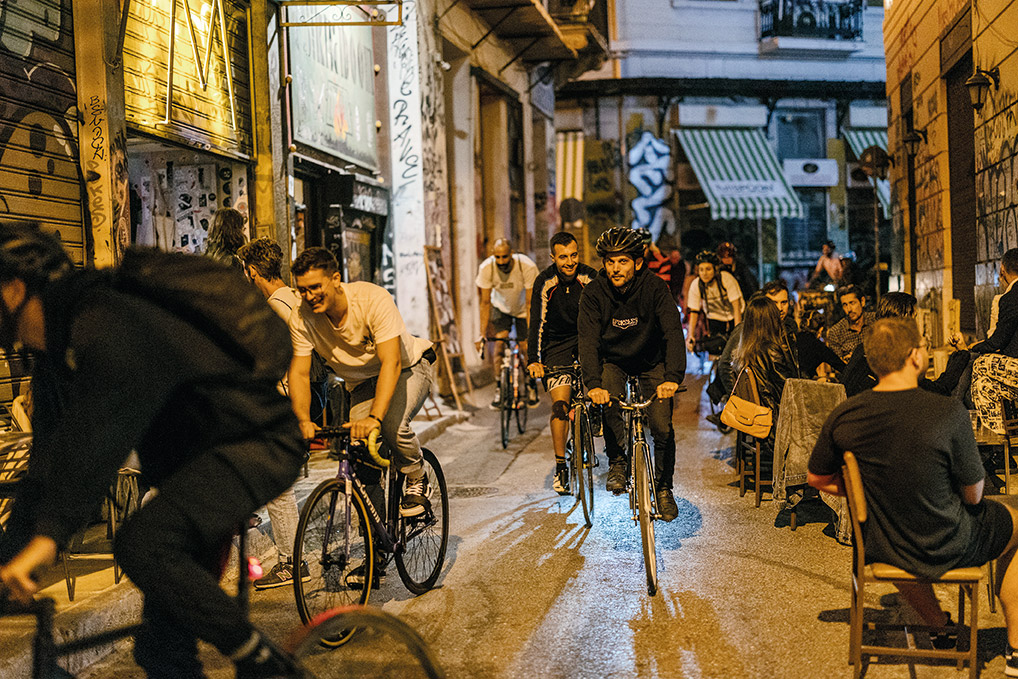 Παρέες σε ρόδες: Μια νέα κουλτούρα γεννιέται στην Αθήνα-1