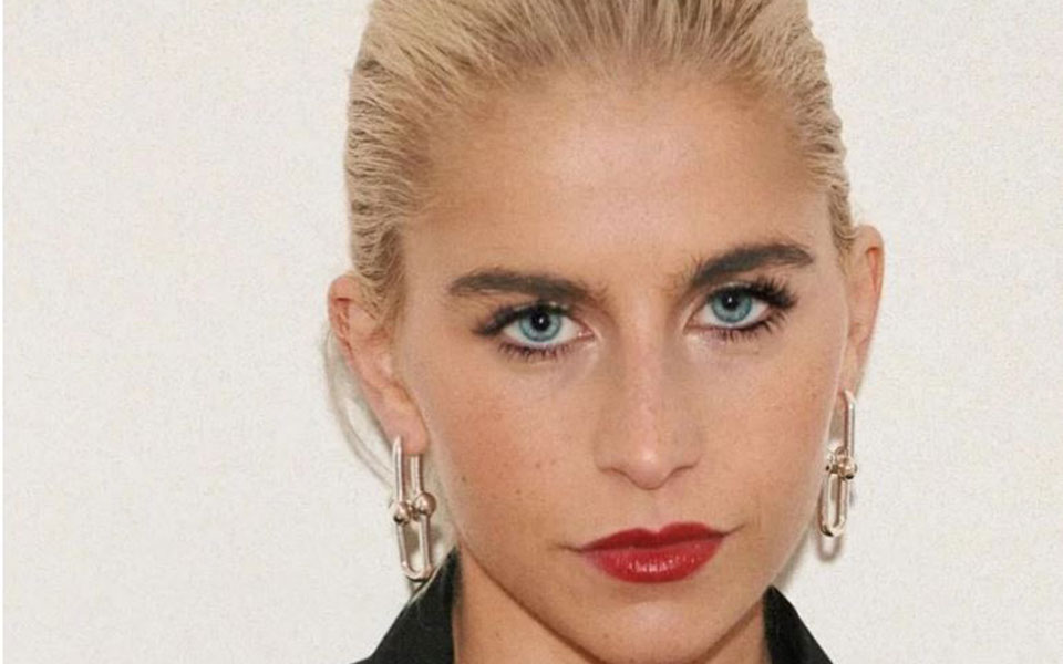 face-massage-4-απλές-κινήσεις-για-πιο-νεανική-επι-562159357