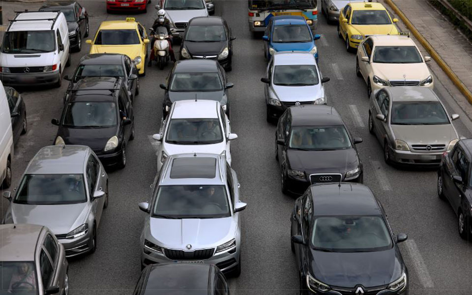 αυξημένη-κίνηση-στους-δρόμους-της-αθή-562162411