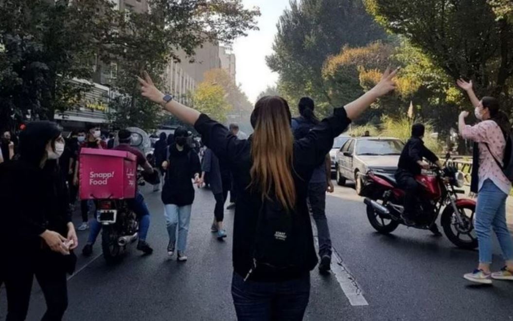 Gen Z: Η κινητήρια δύναμη πίσω από τις διαδηλώσεις στο Ιράν-2