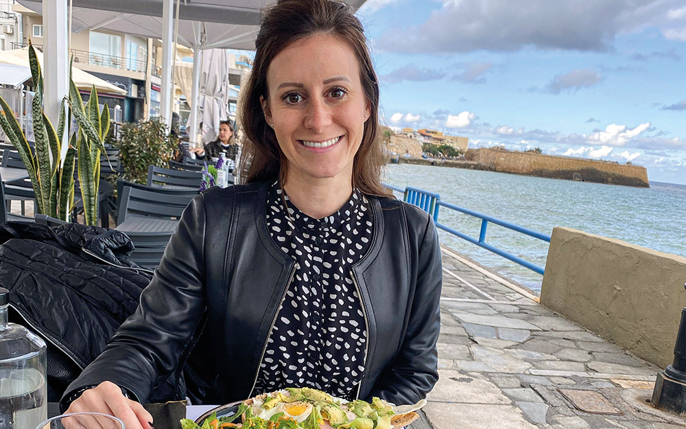 μια-digital-nomad-επιλέγει-να-μείνει-στην-ελλάδα-562149541