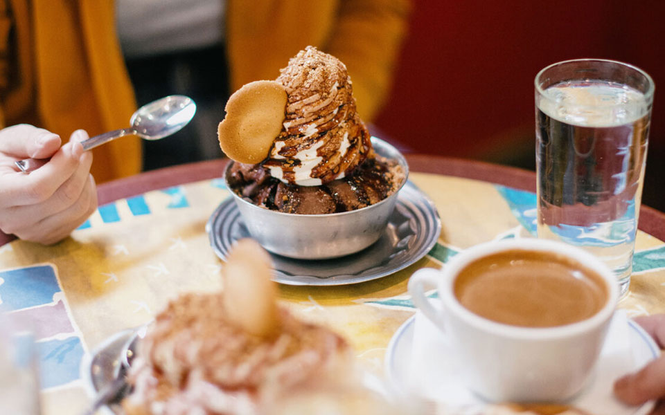 το-ραντεβού-στο-ζαχαροπλαστείο-επι-562136551