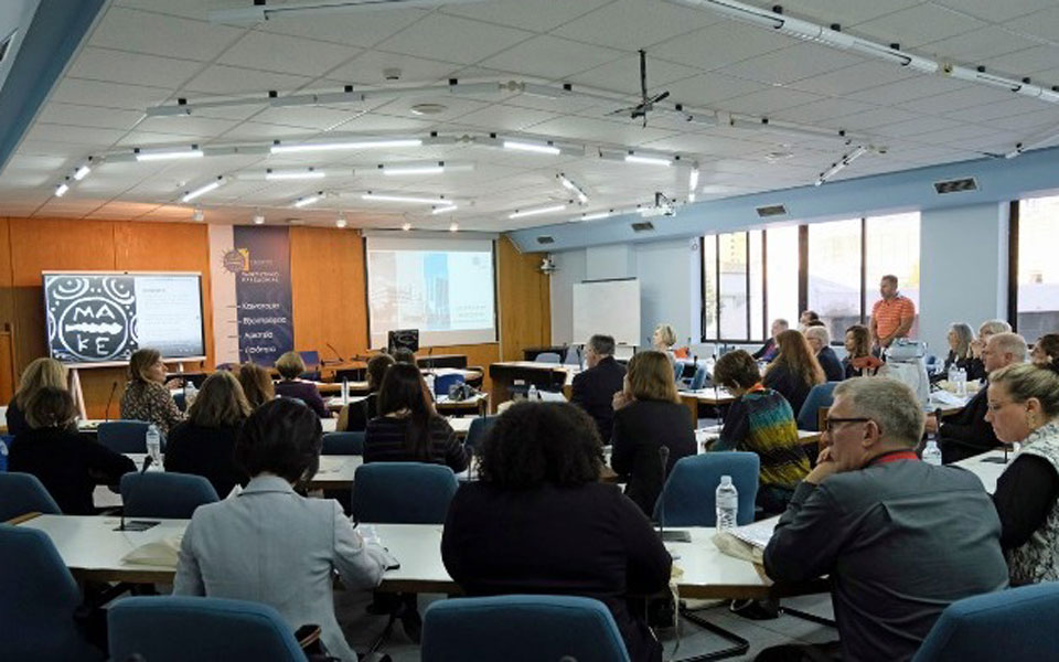 μια-διμερής-συμφωνία-εκπαιδευτικής-σ-562149409