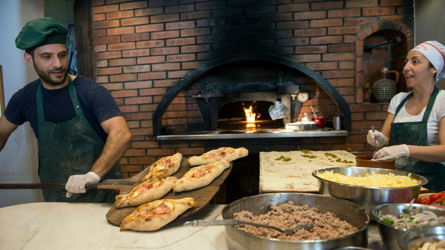 πεϊνιρλί-ιωνίας-ουρές-για-το-καυτό-και-562152886