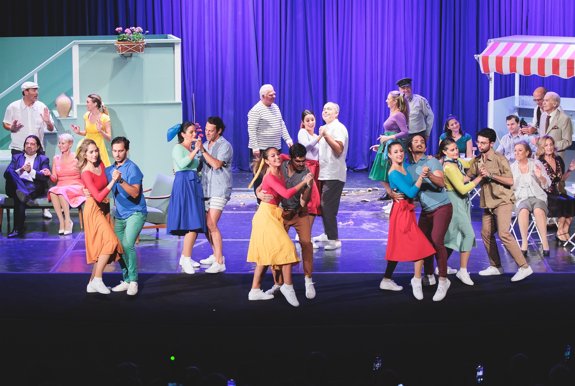 η-θεία-από-το-σικάγο-αποθεώθηκε-στο-θέα-562140847