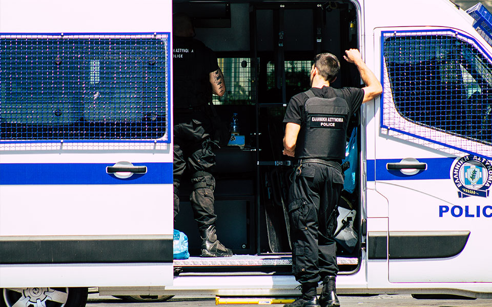 παρίστανε-τον-επιχειρηματία-και-μοί-562152922