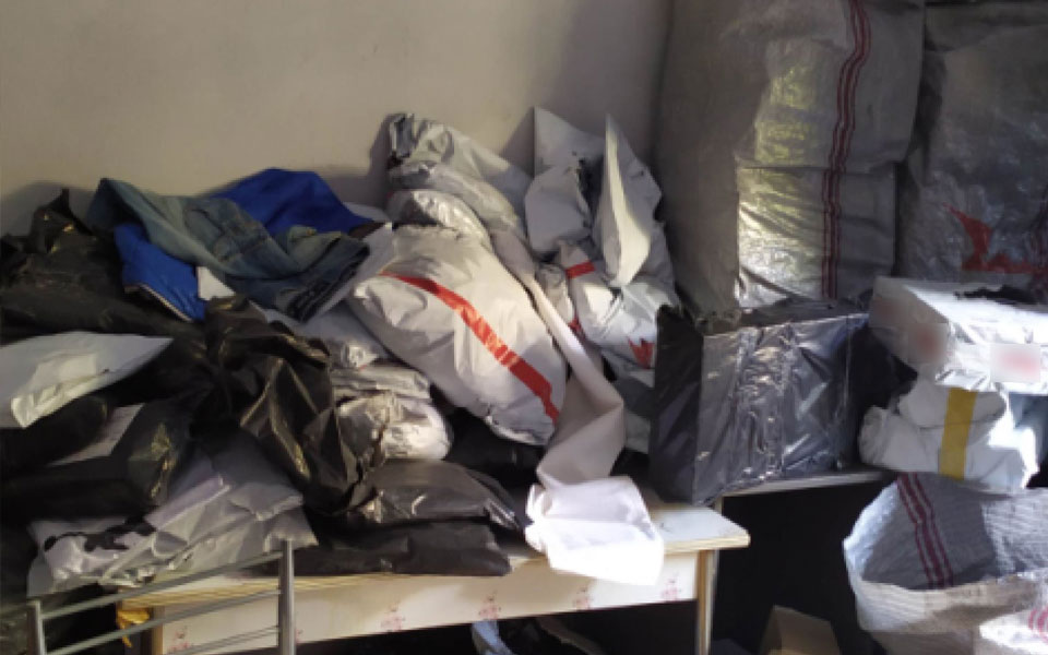 χειροπέδες-σε-μέλη-σπείρας-που-διακιν-562130215