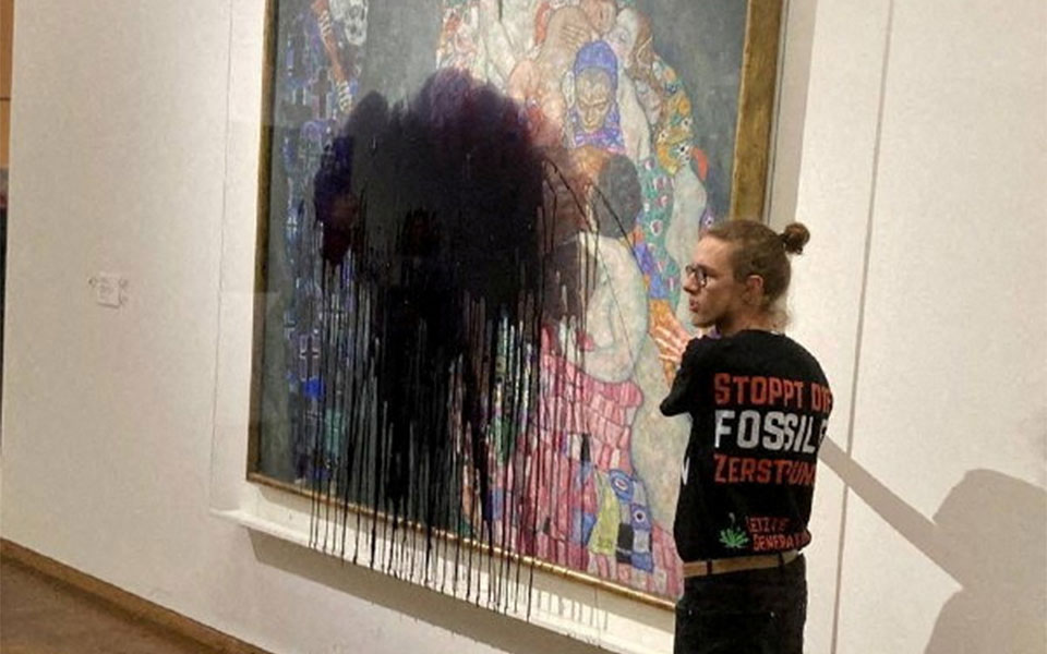 Αυστρία: Ακτιβιστές πέταξαν μαύρο υγρό σε αριστούργημα του Κλιμτ-2