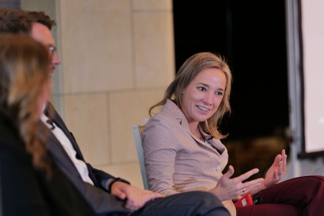 έμφαση-στην-οικογένεια-και-στις-εργαζ-562152016