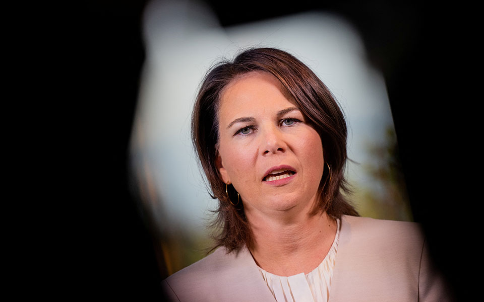 g7-μπέρμποκ-ο-πούτιν-βυθίστηκε-ακόμη-562121785