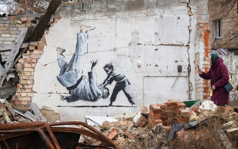 ουκρανία-τοιχογραφίες-του-banksy-σε-ερείπι-562138456