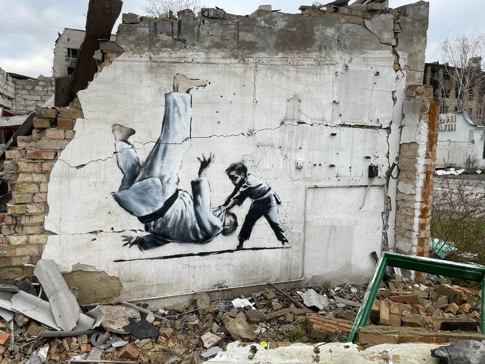 Ουκρανία: Τοιχογραφίες του Banksy σε ερείπια βομβαρδισμένων κτιρίων-2