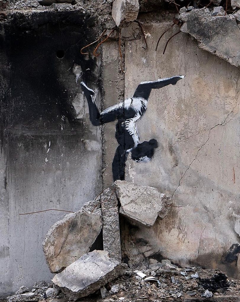Ουκρανία: Τοιχογραφίες του Banksy σε ερείπια βομβαρδισμένων κτιρίων-1