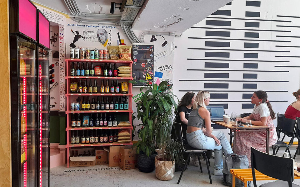 στα-εξάρχεια-για-καφέ-στο-βιβλιοπωλε-562151524