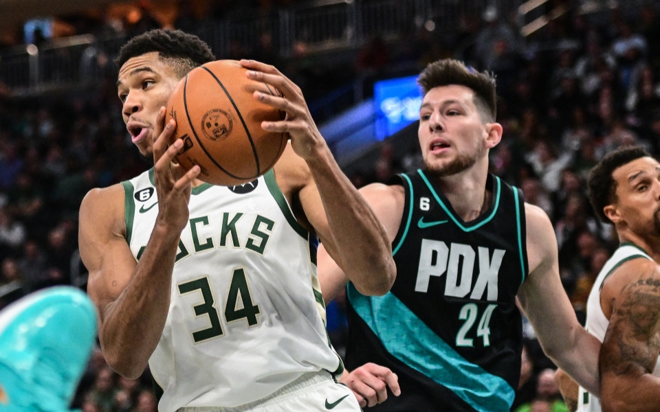 νβα-νίκη-για-τους-μπακς-με-ηγέτη-τον-γι-562149181