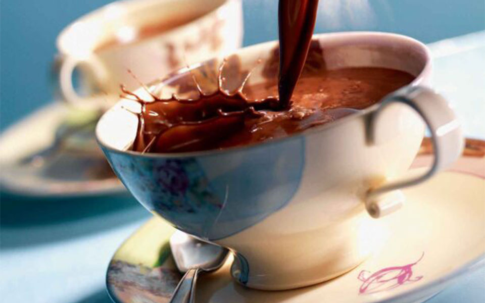 ζεστή-σοκολάτα-το-αντίδοτο-στη-βροχή-562163062