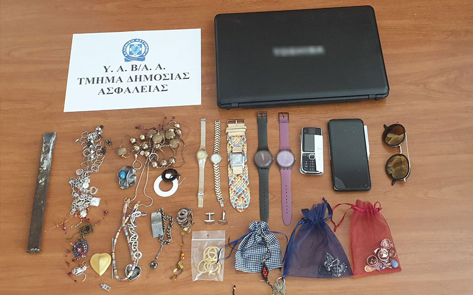 χειροπέδες-σε-δύο-μέλη-συμμορίας-που-562130872