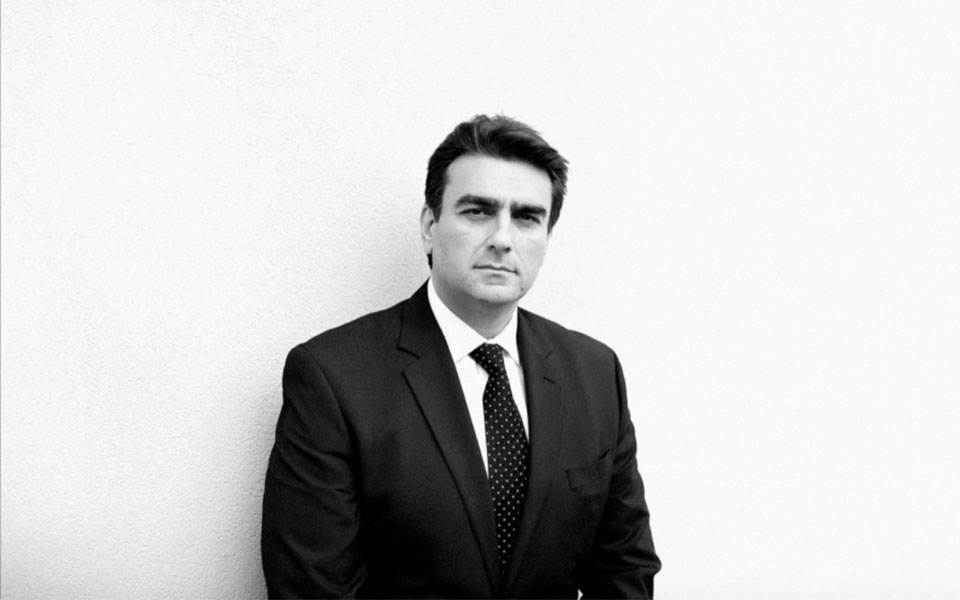 ο-ελληνας-δικηγόρος-και-οι-μπράβοι-του-562162222