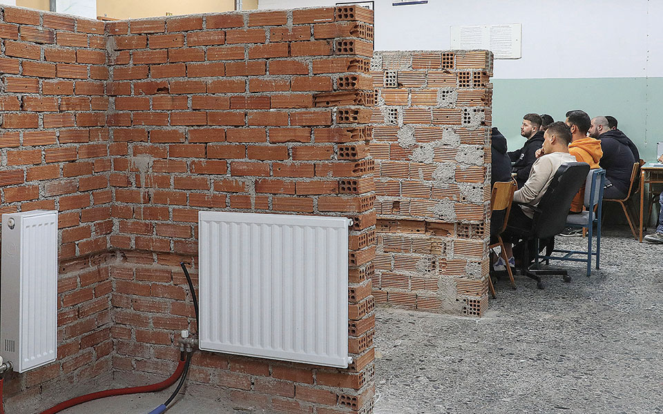 Στα θρανία των ΙΕΚ για δεύτερη ευκαιρία-1