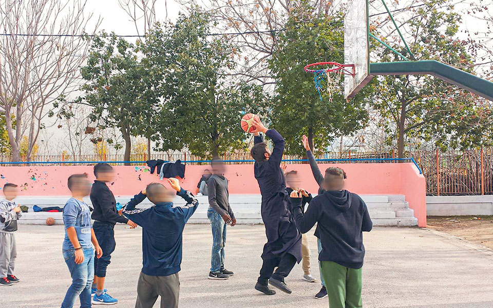 κρατούν-τα-παιδιά-στις-δομές-για-λόγου-562148986