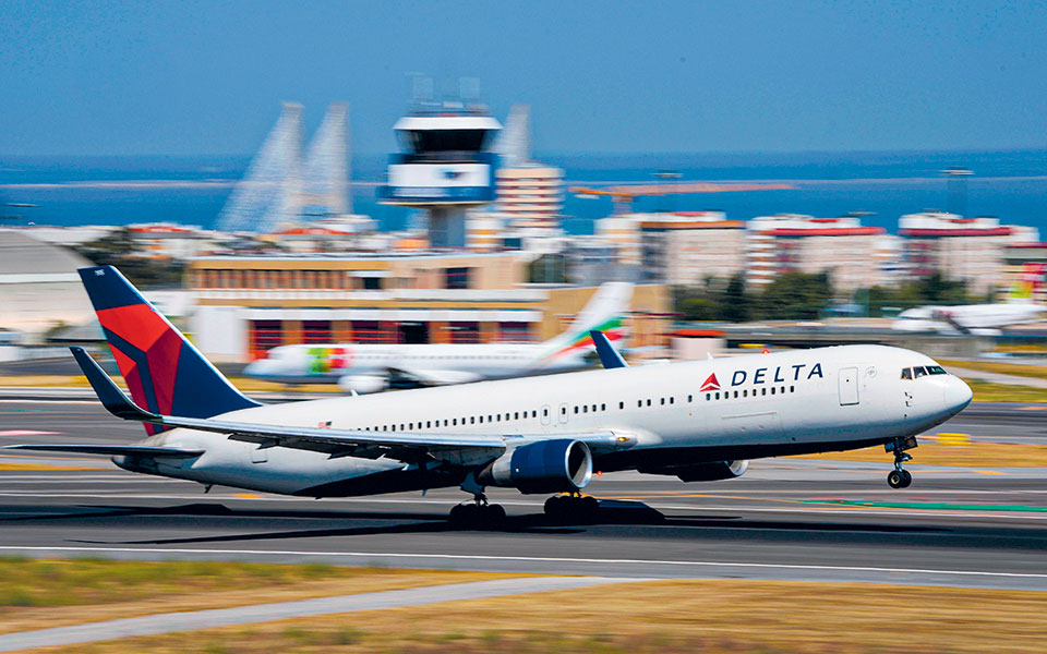 χαμηλές-πτήσεις-στα-εταιρικά-ταξίδ-562160842