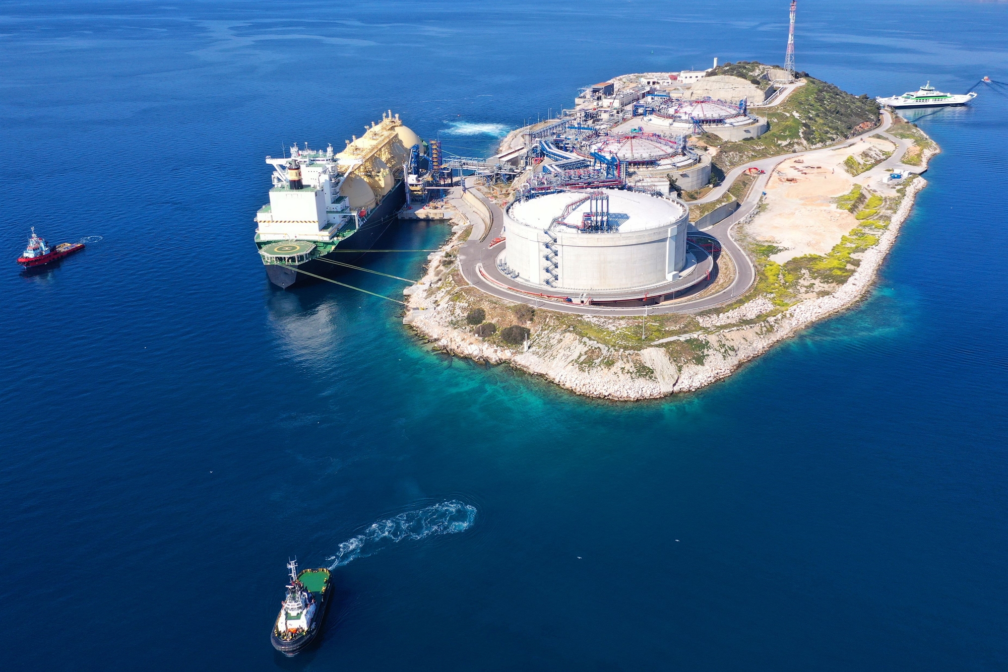 ρεβυθούσα-γεμίζει-με-lng-η-πλωτή-δεξαμεν-562118638