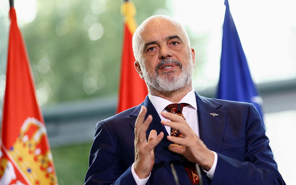 έντι-ράμα-για-μεταναστευτικό-το-λονδί-562121746