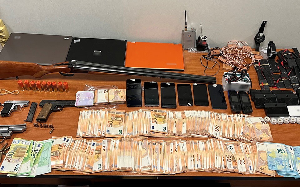 ΕΛ.ΑΣ.: Εξαρθρώθηκε κύκλωμα που έβγαζε πλαστά διπλώματα οδήγησης – Πώς δρούσε-3