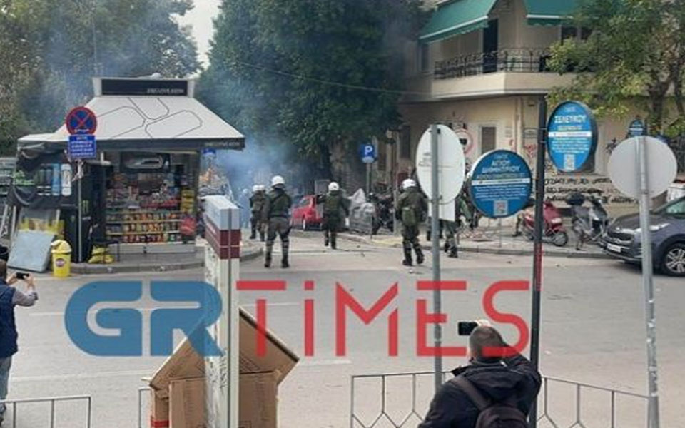 επεισόδια-στη-θεσσαλονίκη-στο-αυτόφω-562130617