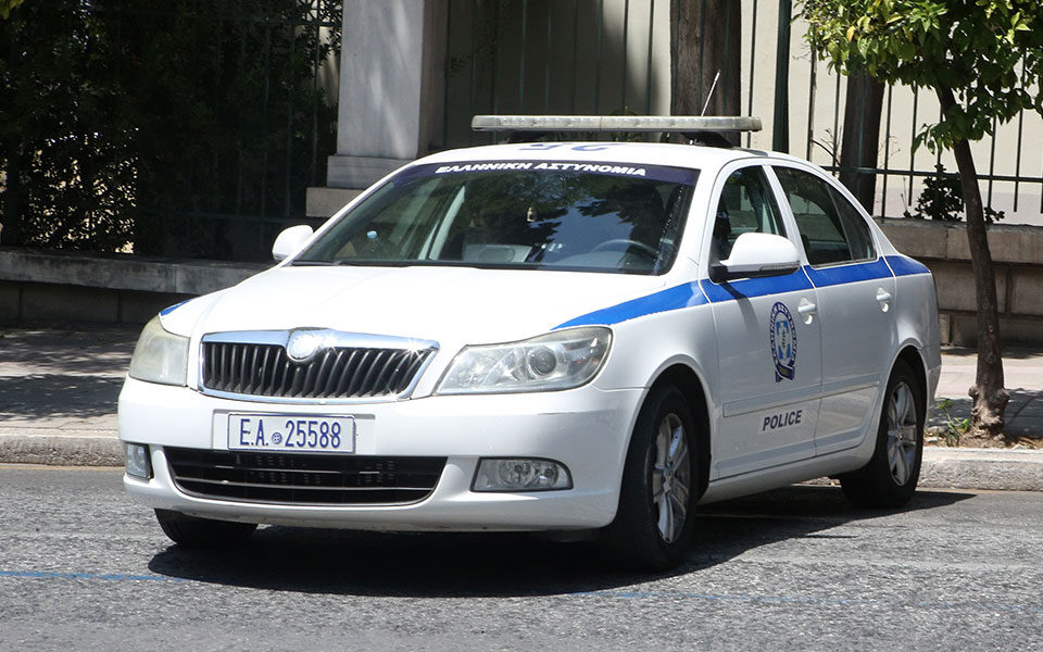 άρτα-σκότωσε-τον-αδερφό-του-στην-αυλή-τ-562144351