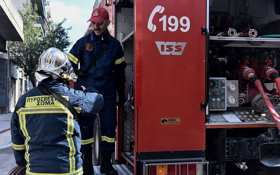 στις-φλόγες-φορτηγό-στο-κέντρο-της-αθή-562139668