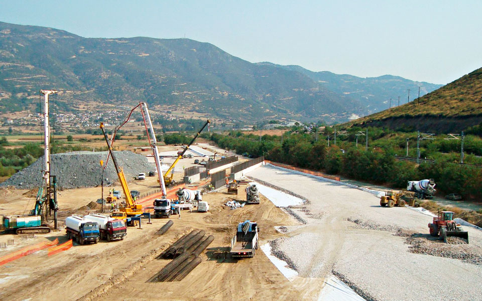 οι-κατασκευαστές-αναζητούν-ρευστό-εν-562157920