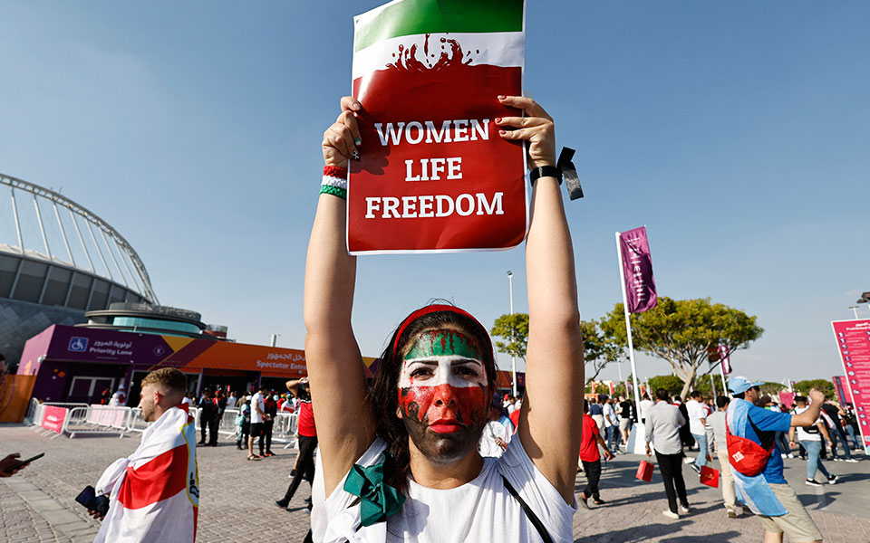 Μουντιάλ 2022: Γονάτισαν οι Άγγλοι, σιγή από τους Ιρανούς – Πλακάτ με «ζωή, γυναίκα, ελευθερία»-5