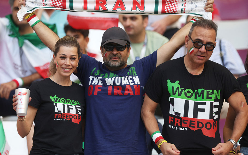 Μουντιάλ 2022: Γονάτισαν οι Άγγλοι, σιγή από τους Ιρανούς – Πλακάτ με «ζωή, γυναίκα, ελευθερία»-4