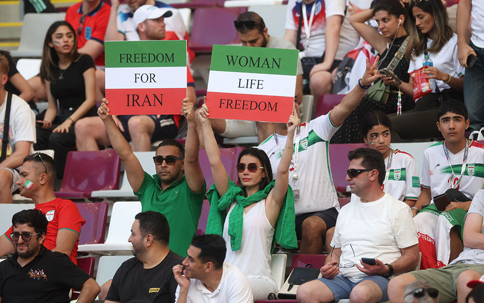Μουντιάλ 2022: Γονάτισαν οι Άγγλοι, σιγή από τους Ιρανούς – Πλακάτ με «ζωή, γυναίκα, ελευθερία»-3