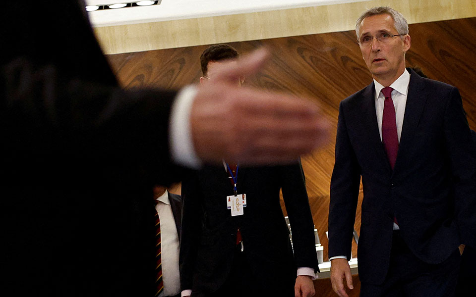 νατο-η-κίνα-ενισχύει-τις-προσπάθειες-ν-562147897