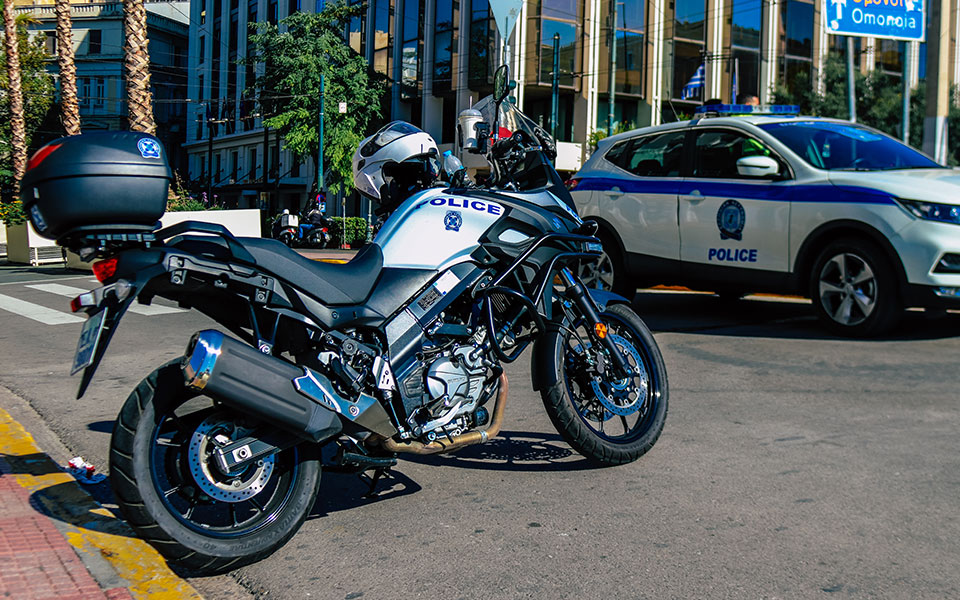 χειροπέδες-σε-τέσσερα-άτομα-για-αφαίρ-562160701