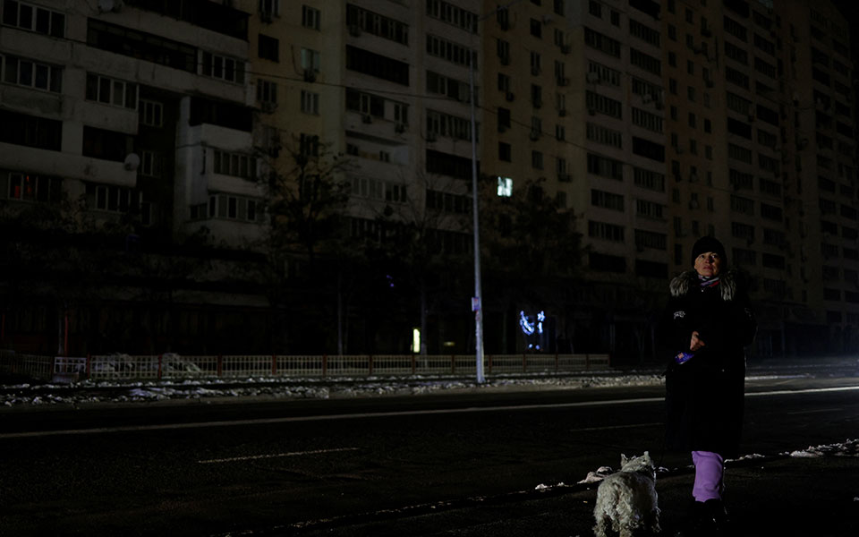 Ουκρανία: Βυθισμένο στο σκοτάδι το Κίεβο – Μάχη με το κρύο και την έλλειψη νερού-1