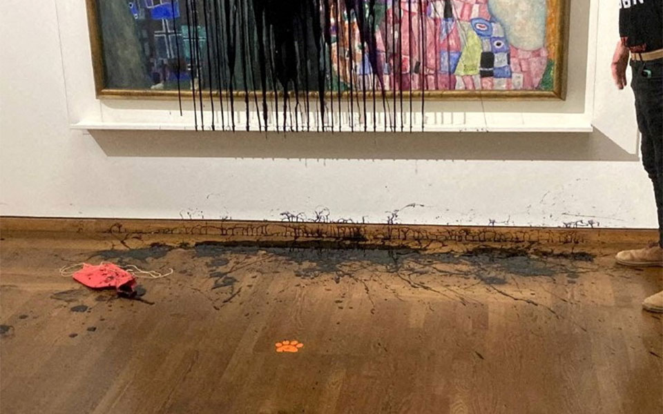 Αυστρία: Ακτιβιστές πέταξαν μαύρο υγρό σε αριστούργημα του Κλιμτ-1