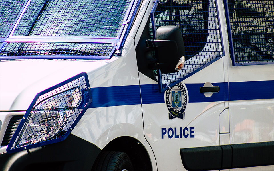 ζωγράφου-προσποιούνταν-τους-τεχνικο-562152748