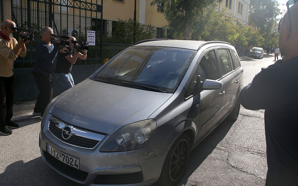 κολωνός-ελεύθερος-με-περιοριστικούς-562151092