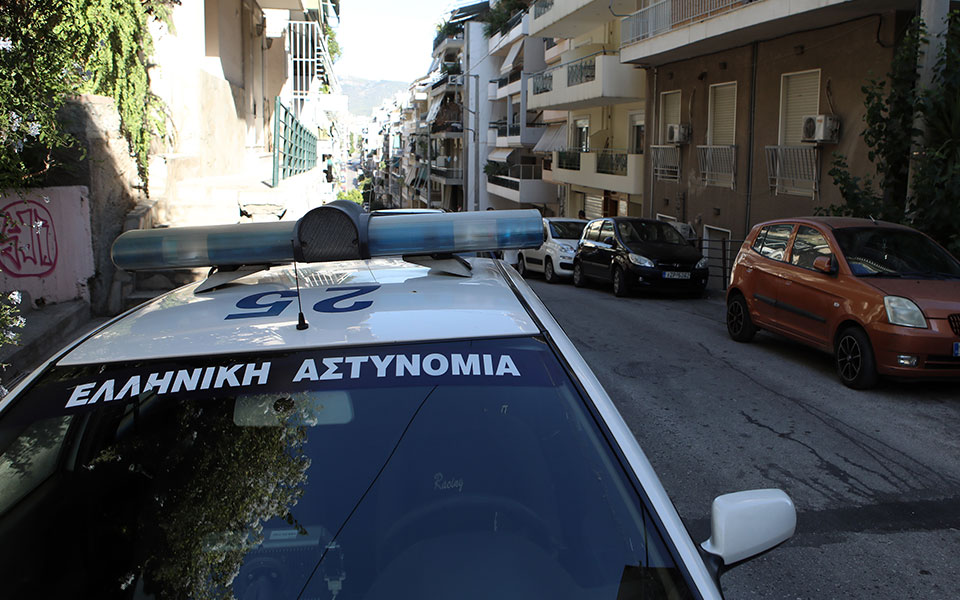 κολωνός-χειροπέδες-σε-μία-γυναίκα-για-562132357