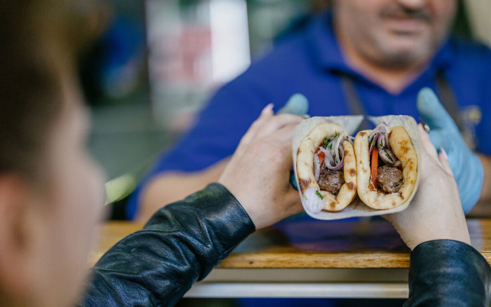 το-σουβλάκι-του-λευτέρη-του-πολίτη-είν-562146376